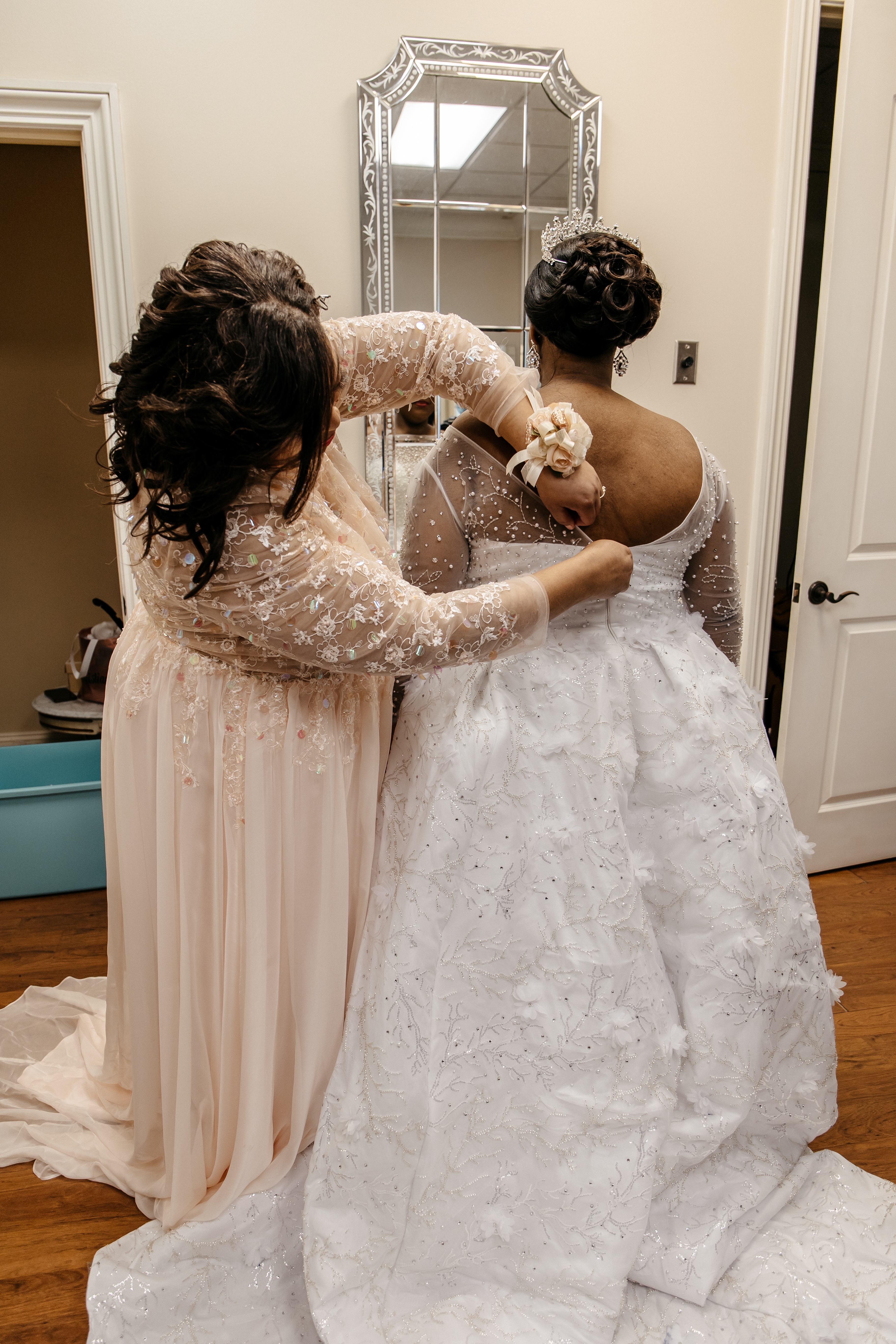 A bride and her mother prepare for her georgia micro wedding